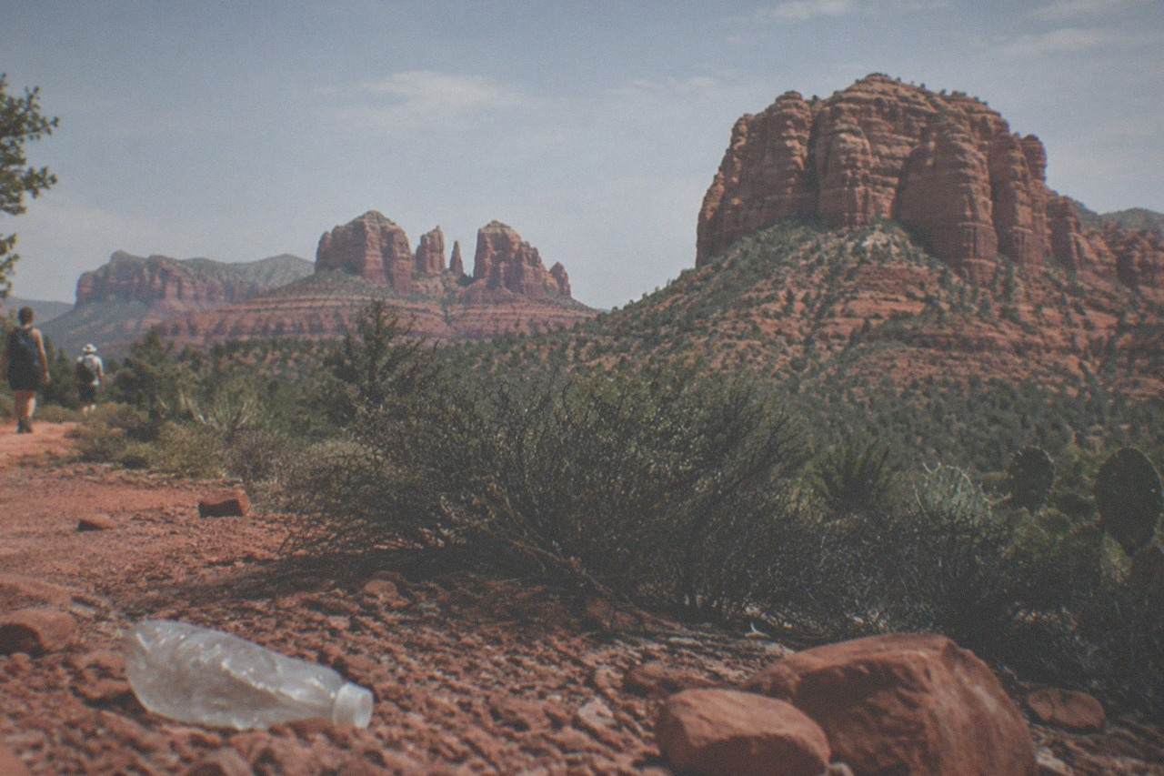 Red rock buttes and low shrubland around Sedona under a wide clear sky